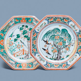 Een paar grote octagonale Chinese famille verte schotels, Kangxi